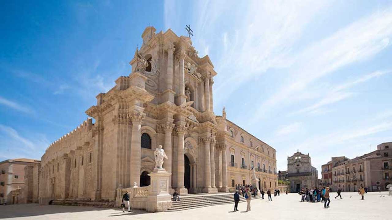 23_siracusa_duomo The Duomo (Cathedral of Syracuse), a stunning Baroque church located in the historic Piazza del Duomo in Syracuse, Sicily, showcasing impressive architecture and intricate details.